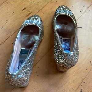 NWOT Badgley Mischka sz 4 gold sequined clear rhinestone heeled dress shoes